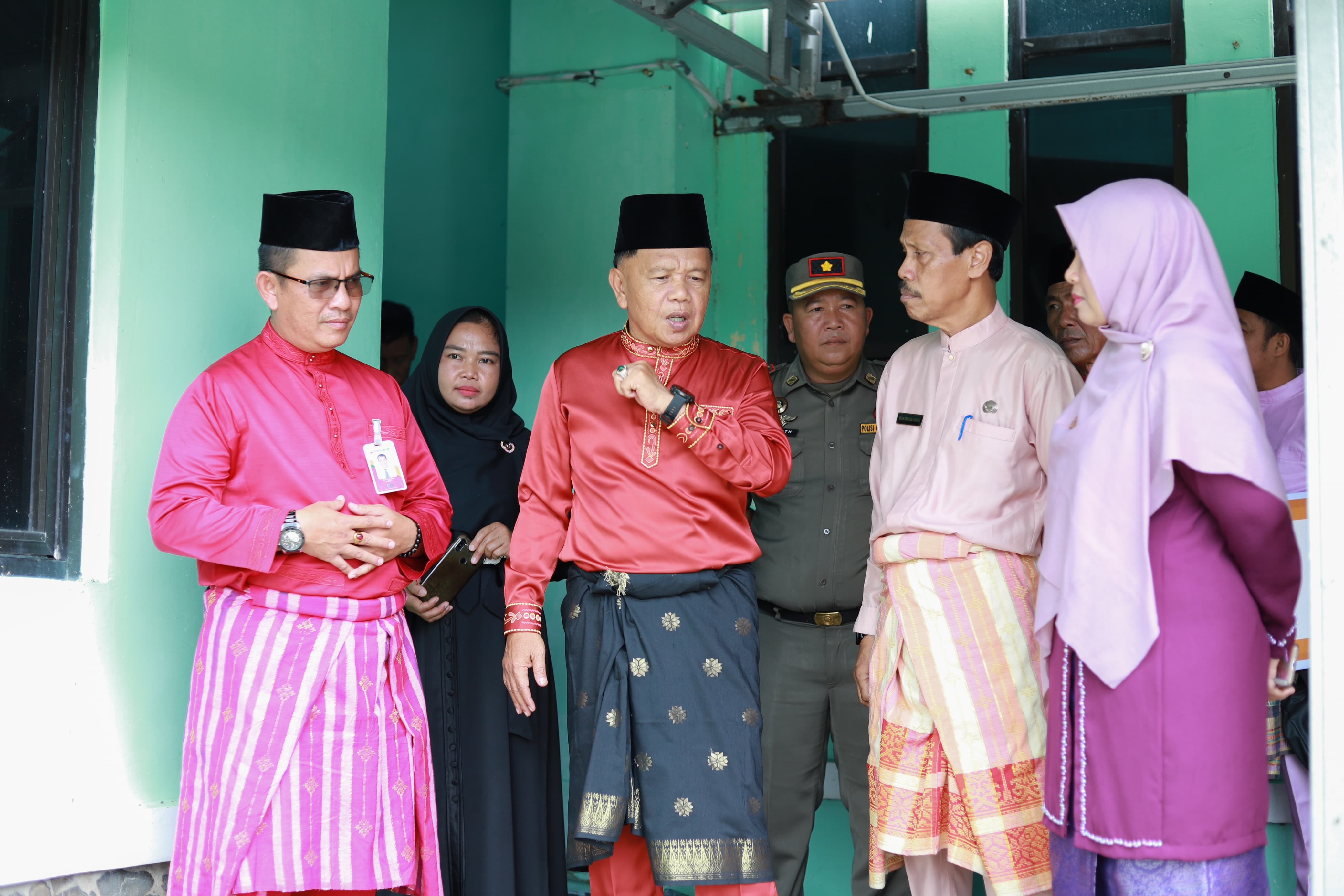 Plt Bupati Kepulauan Meranti, Asmar bersama 
Branch Manager BRK Syariah Selatpanjang dan Direktur RSUD setelah menyerahkan bantuan kursi tunggu