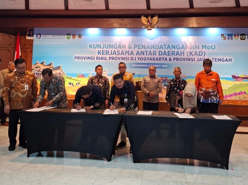 Disaksikan Sekda Riau Syahrial Abdi, Direktur RPB Ade Putra teken MoU strategis di Gedung BI DIY (foto/ist)