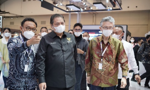 Menko Bidang Perekonomian, Airlangga Hartarto saat mengunjungi booth Suzuki Indonesia di GIIAS 2022.(foto: istimewa)