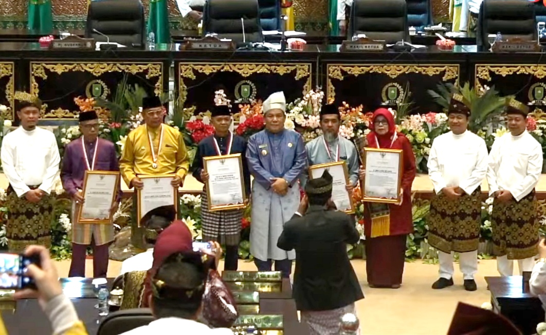 Bersempena HUT ke-67 Riau, lima tokoh pejuang Riau dianugerahi penghargaan. (Foto:rinai/halloriau) 