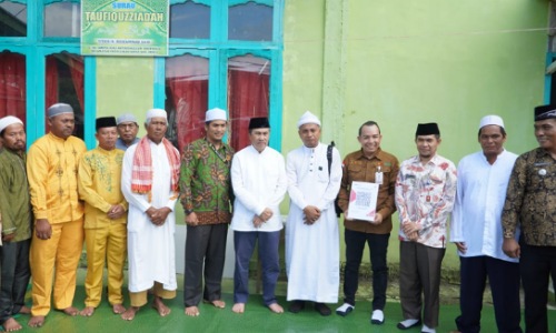 Gubri, Syamsuar bersama sejumlah pengurus Rumah Suluk H Said.(foto: afrizal/halloriau.com)