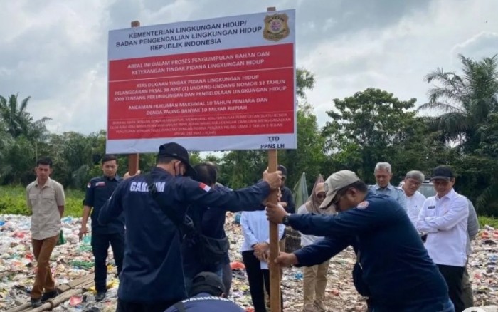 Menteri Lingkungan Hidup RI, Hanif Faisol Nurofiq Sidak TPS ilegal di Desa Kubang Jaya, Kampar (foto/Antara)