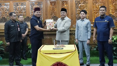 Bupati Kuansing, Suhardiman Amby saat pengesahan APBD Kuansing 2026.(foto: ultra/halloriau.com)