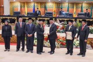 Anggota I BPK RI, Nyoman Adhi Suryadnyana menyerahkan LHP LKPD Riau tahun anggaran 2022 kepada Gubri, Syamsuar di Ruang Rapat Paripurna DPRD Riau.(foto: mcr)