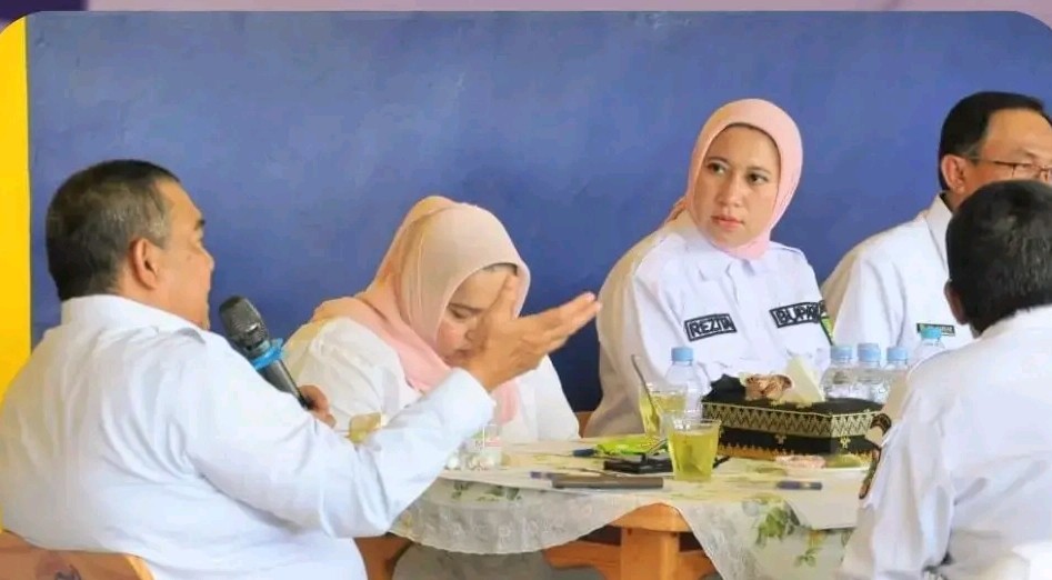 Bupati Inhu, Rezita Meylani Yopi sampaikan aspirasi masyarakat ke Plt Gubri, Edy Natar Nasution (foto/int)