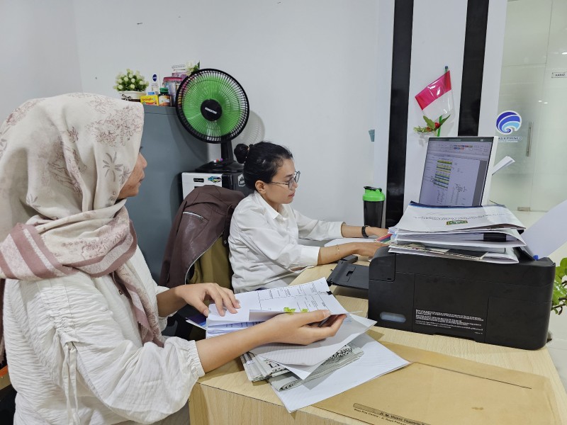 Seorang calon pelamar PPPK di Dinas Kominfo Dumai tengah membuat akun SSCASN (foto/bambang)