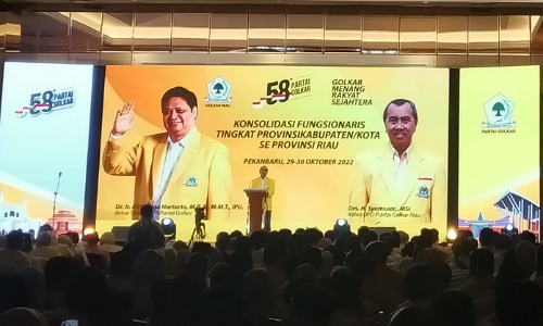 Ketua DPD I Golkar Riau Syamsuar berpidato di acara HUT ke-58 Golkar tingkat Provinsi Riau. 
