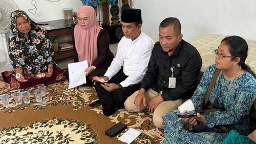 Kabid P2P Dinkes Pekanbaru, Edi Satriawan bersama instansi terkait menelusuri keberadaan korban gigitan anjing diduga terinfeksi rabies di Kelurahan Tangkerang Timur, Kota Pekanbaru. (Foto: Tribunpekanbaru.com/Fernando Sikumbang)