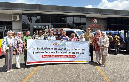 BRK Syariah menyalurkan donasi dan bantuan untuk korban bencana hidrometeorologi di Sumatra (foto/Yuni)