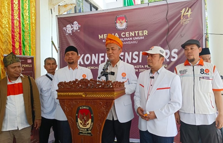 Ketua Umum DPD PKS Pekanbaru, Ahmiyul Rauf (tengah) di Kantor PKU Pekanbaru (foto/mimi-halloriau)