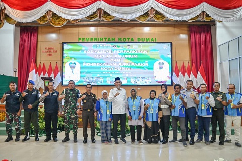 Walikota Dumai, Paisal membuka sosialisasi perparkiran jalan umum dan pembekalan juru parkir (foto/bambang)