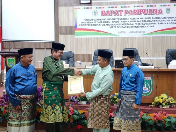 Sekda Indra serahkan dokumen KUA-PPAS APBD P 2024 ke DPRD Dumai (foto/bambang)