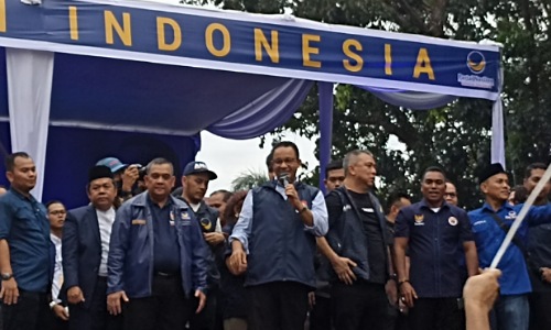 Bakal calon Presiden RI, Anies Baswedan saat Rapat Akbar bersama relawan di Jalan Gajah Mada Pekanbaru.(foto: rahmat/halloriau.com)