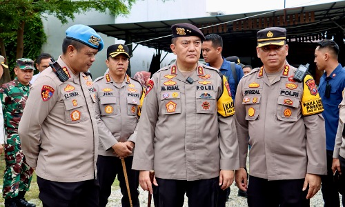 Kapolresta Pekanbaru saat dampingi Kapolda Riau tinjau sejumlah TPS di Pekanbaru.(foto: istimewa)