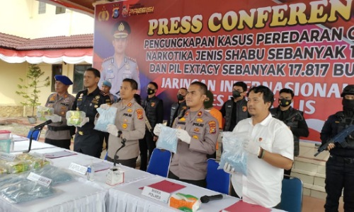 Kapolres Bengkalis, AKBP Setyo Bimo Anggoro saat ekspos pengungkapan kasus penyelundupan narkoba dari Malaysia 10 kg sabu dan 17 ribu pil ekstasi.(foto: zulkarnaen/halloriau.com)