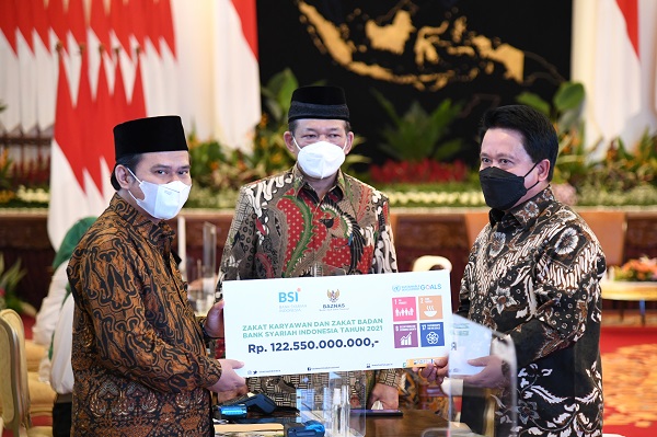 Dirut PT Bank Syariah Indonesia Tbk, Hery Gunardi (kanan) menyerahkan zakat perusahaan dan zakat non perusahaan melalui BAZNAS sebesar Rp 122,5 miliar.