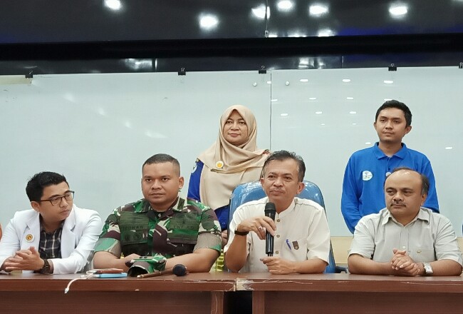 Plt Kadinkes Dumai Syahrinaldi didampingi Sekretaris dr. Syaipul memberikan keterangan pers terkait COVID-19 di RSUD Dumai.