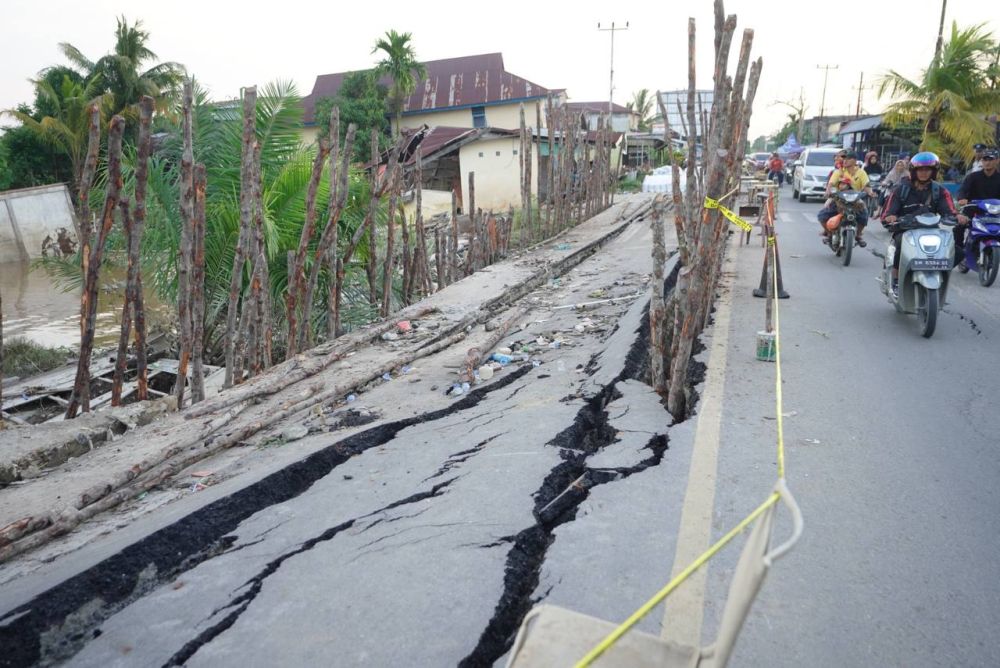 Jalan rusak akibat abrasi di Inhil.(foto: mcr)