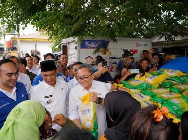 Mendag, Zulhas membagikan beras SPHP kepada warga saat meninjau Pasar Palapa Pekanbaru.(foto: detik.com)