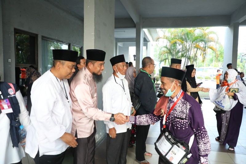 Asisten Pemerintahan dan Kesejahteraan Rakyat, Andris Warsono menyambut kepulangan jemaah haji kloter 13 asal Bengkalis (foto/zulkarnain)