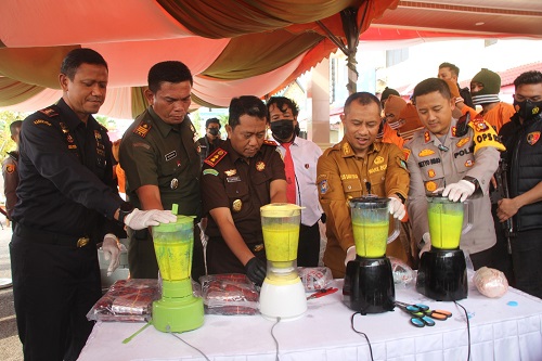 Wabub Bengkalis, Bagus Santoso dan Kapolres AKBP Setyo Bimo Anggoro saat pemusnahan narkoba (foto/zulkarnain)