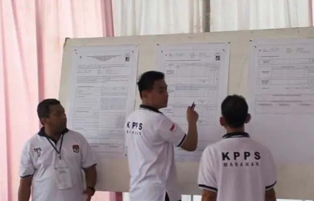Ilustrasi - Petugas KPPS sedang menjalankan tugas. (Foto: Antara)