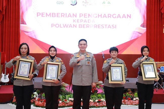 Empat personel Polwan yang berprestasi mendapatkan penghargaan dari Kapolda Riau. 
