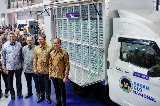 Sekjen Kemenperin Eko SA Cahyanto (kedua kanan) dan Dirjen ILMATE Kemenperin Setia Darta (kedua kiri) didampingi Ketua Umum Gaikindo, Putu Juli Ardika (kiri) bersama Marketing Director PT Toyota-Astra Motor (TAM) Bansar Maduma (kanan) berbincang di depan Toyota Hilux Rangga yang dikonversi menjadi kendaraan distribusi MBG, Rabu (8/4/2026). 