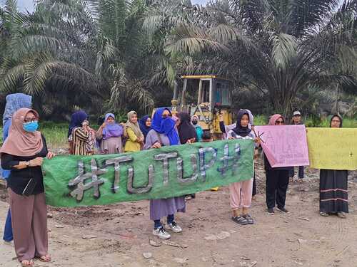 Puluhan warga di Kecamatan Rumbai Barat menggelar aksi demo dengan membawa sejumlah spanduk dan poster bertuliskan penolakan keberadaan transdepo yang diduga ilegal. (Foto: Mimi Purwanti)