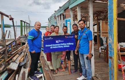 Territory Sales Manager XL Axiata area Batam, Dedy Prasetyawan (kiri) serahkan donasi kepada salah seorang warga di Pulau Kasu, Batam, Provinsi Kepri (foto/ist)