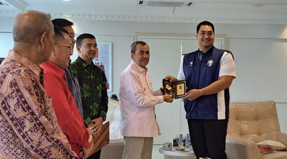 Menpora Ario Bimo Nandito Ariotedjo (kiri) bersama Gubri Syamsuar (foto/int)