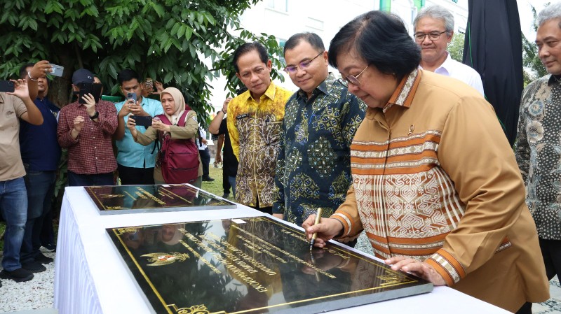 Menteri LHK Siti Nurbaya Bakar meresmikan Taman Ekoriparian Umri dan Unilak (foto/ist)