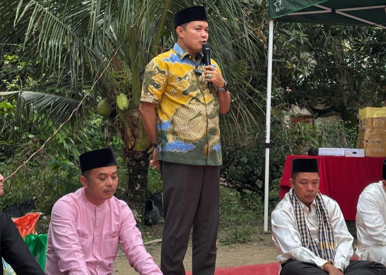 Wakil Bupati Pelalawan Husni Tamrin buka puasa bersama warga Bandar Seikijang (foto/Andy)