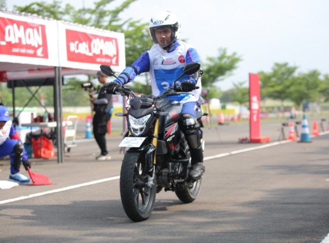 Pengereman Aman Sepeda Motor dengan Empat Jari: Kunci Pengereman Optimal