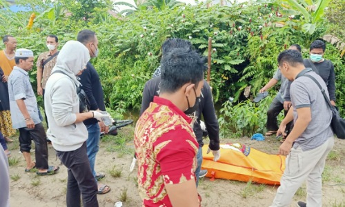 Tim Inafis Polres Pelalawan mengevakuasi jasad korban tenggelam dalam kanal di Jalan Pelita Pelalawan.(foto: andi/halloriau.com)
