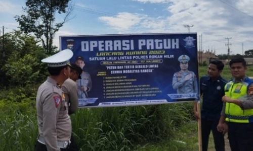 Satlantas Polres Rohil pasang spanduk imbauan Ops Patuh Lancang Kuning 2023.(foto: afrizal/halloriau.com)