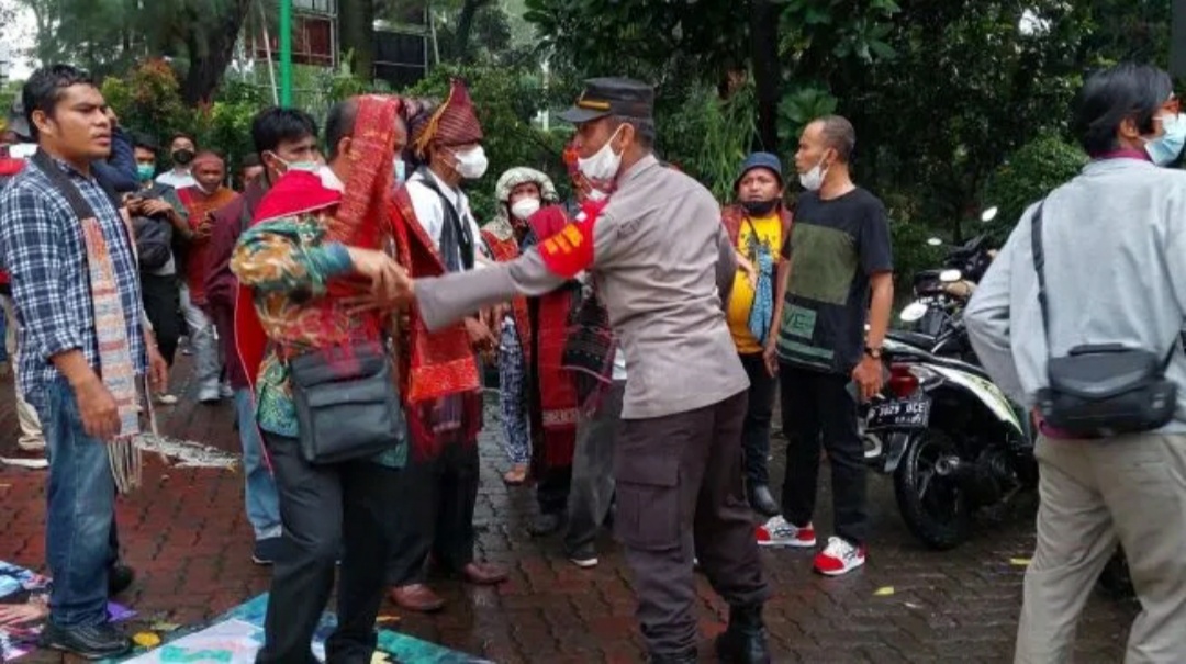 Aparat kepolisian melakukan tindakan represif terhadap masyarakat adat Tano Batak yang tergabung dalam Aliansi Gerak Tutup TPL. 