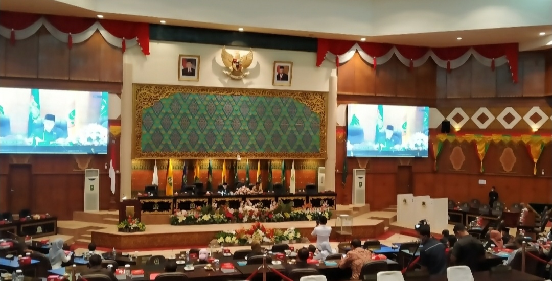 Suasana rapat paripurna AKD DPRD Riau. 