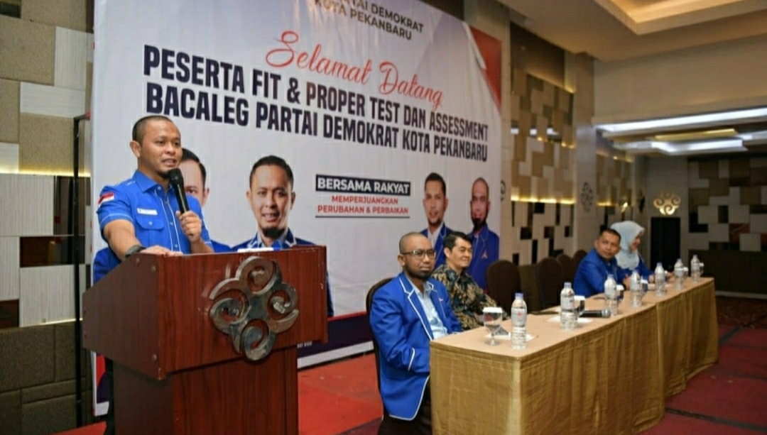 Ketua DPD Demokrat Riau Agung Nugroho membuka fit and proper test bacaleg Demokrat Pekanbaru. 