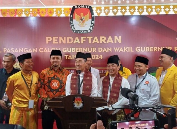 Pasangan Suwai resmi mendaftar sebagai calon gubernur dan calon wakil gubernur Riau di KPU Riau, Selasa (27/8/2024) (foto:risnaldi/halloriau) 