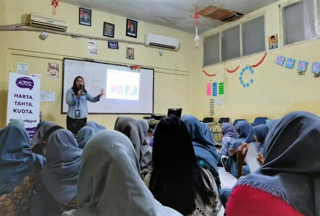 Karyawan XL Axiata Regional Jabodetabek melakukan edukasi tentang cara menggunakan sosial media secara bijak kepada siswa-siswi di salah satu SMA di Kecamatan Johar Baru, Jakarta Pusat pada Senin (13/1) lalu. 