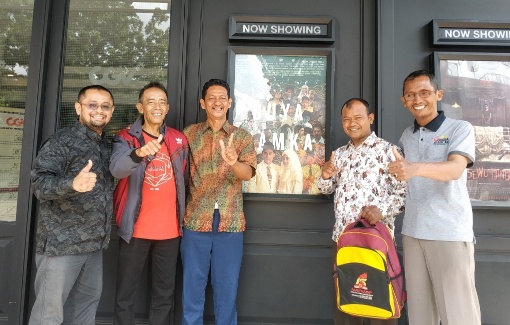 Pengurus Lazismu Kota Pekanbaru bersama warga Muhammadiyah menggelar nonton bareng (nobar) film Buya Hamka (foto/ist)