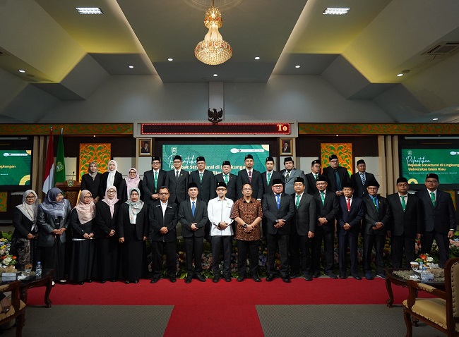 Rektor UIR Assoc. Prof. Dr. Admiral, S.H.,M.H resmi melantik pejabat stuktural di lingkungan UIR periode 2025 hingga 2029.