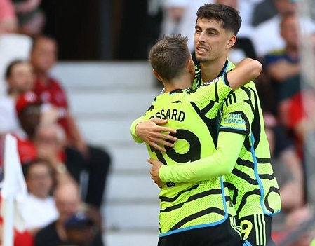 Pemain Arsenal Leandro Trossard merayakan gol bersama Kai Havertz ke gawang Manchester United di Stadion Old Trafford, Minggu (12/5/2024) malam. 