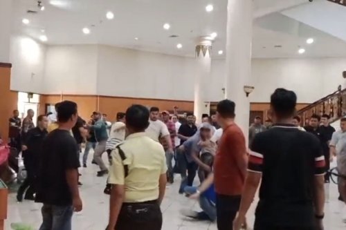 Kericuhan di Gedung DPRD Riau, Kamis (16/7/2026).