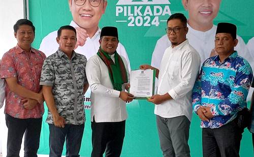 PKB serahkan dukungan untuk Paslon Zukri-Thamrin di Pilkada Pelalawan 2024.(foto: andi/halloriau.com)