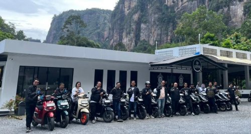 Jurnalis dan vlogger mengikuti kegiatan touring bersama Capella Honda Riau ke Harau sambil menguji ketangguhan Honda PCX 160 RoadSync dan Stylo 160.(foto: istimewa)