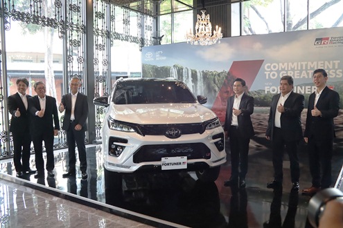 Jajaran manajemen TAM saat peluncuran New Fortuner 2.8 GR Sport 4x4 with TSS.(foto: istimewa)