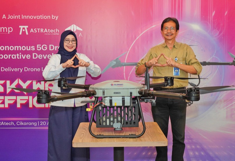 Group Head National & Strategic Enterprise Account XLSMART bersama dengan Direktur ASTRAtech, Henri Paul dalam acara peluncuran kolaborasi antara XLSMART for BUSINESS dengan ASTRAtech di ASTRAtech Kampus Cikarang (foto/ist)