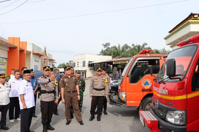 Kapolres Pelalawan AKBP Suwinto bersama Forkopimda mengecek sarana penanganan Karhutla (foto/Andi)